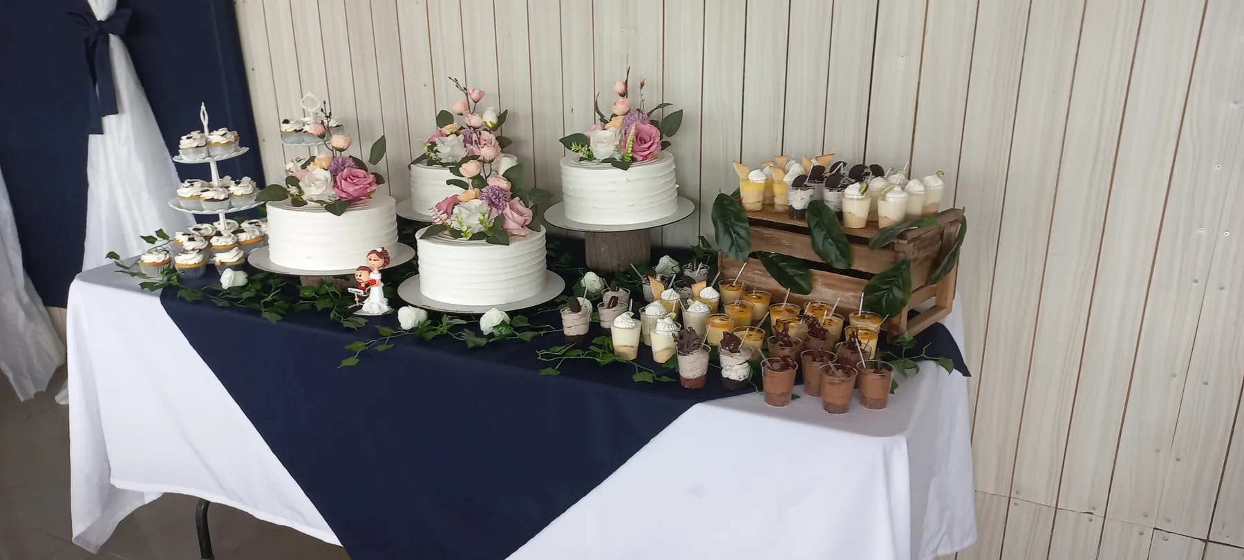 Mesa con tortas y preparaciones dulces para un servicio de alimentación