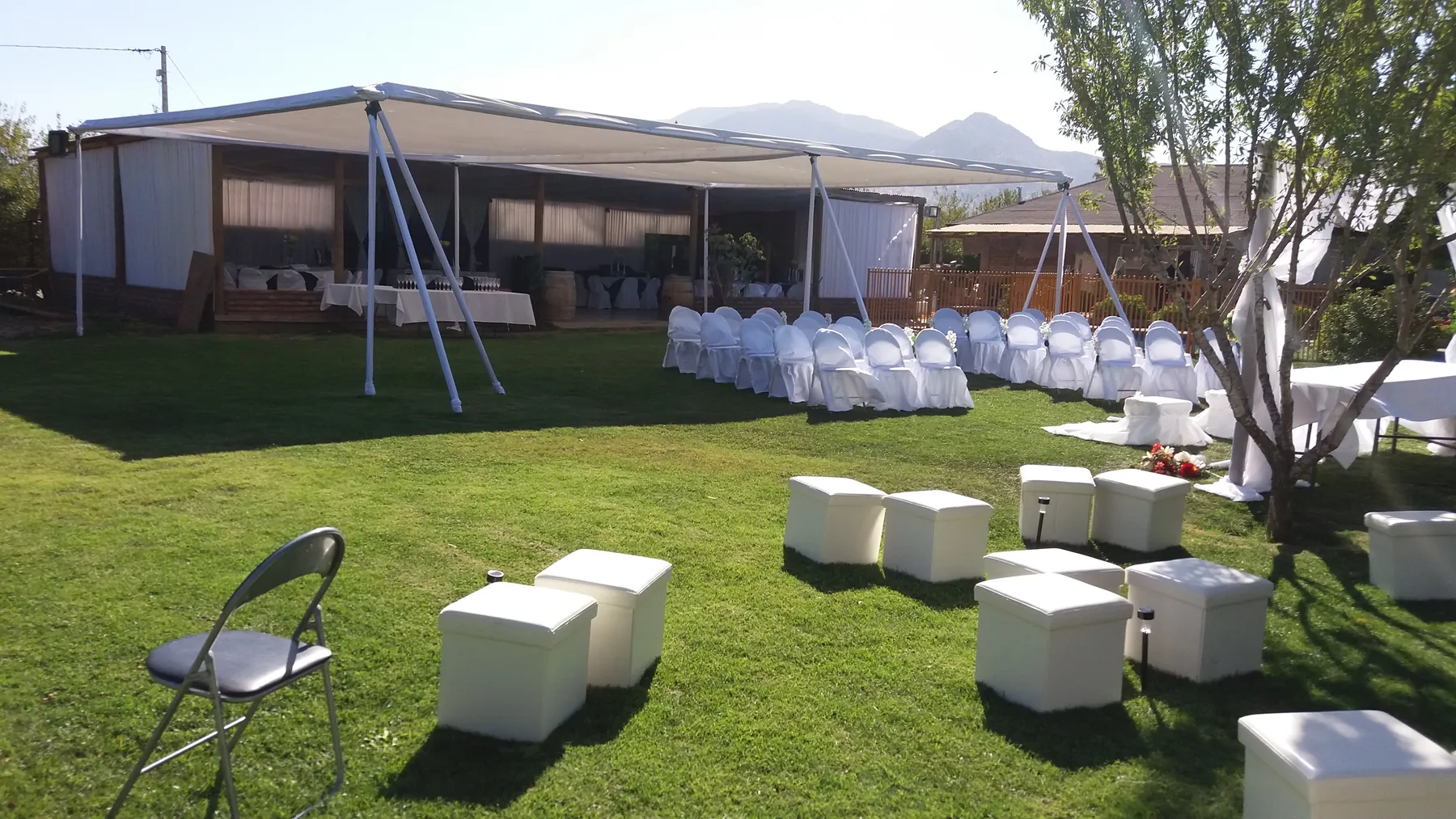 Área exterior con sillas y asientos preparada para una actividad grupal